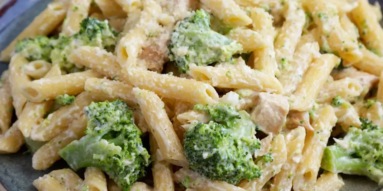 Penne z kurczakiem i kremowym sosem, obficie posypane zielonymi różyczkami brokułów. Pyszne danie, które zachwyci każdego miłośnika makaronu z brokułami.