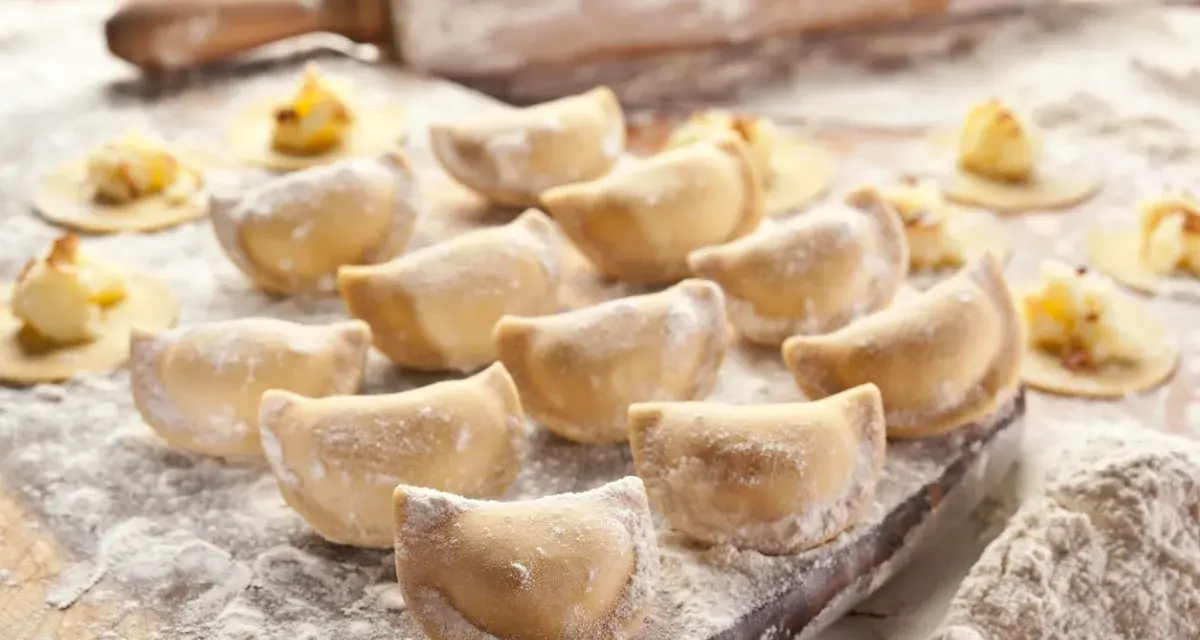 Gotowe do lepienia pierogi, posypane mąką. Zastanawiasz się, jaka mąka na pierogi będzie najlepsza? Ta wygląda idealnie!