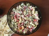 Kolorowa sałatka z tortellini, papryką i majonezem w szklanej misce.