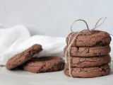 Stos ciasteczek czekoladowych, związany sznurkiem. Idealne na przepis na chocolate chip cookies.