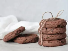 Stos ciasteczek czekoladowych, związany sznurkiem. Idealne na przepis na chocolate chip cookies.
