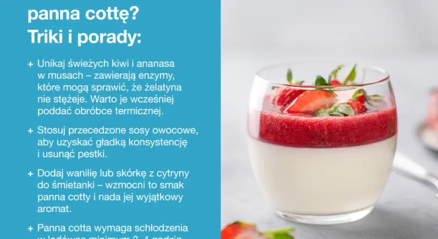 Idealna panna cotta w szklance, udekorowana musem truskawkowym i świeżymi owocami. Wskazówki jak ją przygotować.