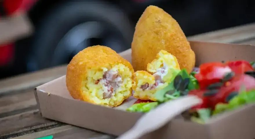 Arancini co to? Pyszne, złociste kulki ryżowe z nadzieniem, podane z sałatką. Idealna włoska przekąska.