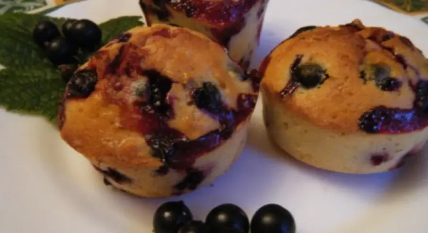 Pyszne muffinki z porzeczkami, pachnące latem i domowym ciepłem. Idealne na deser lub drugie śniadanie.