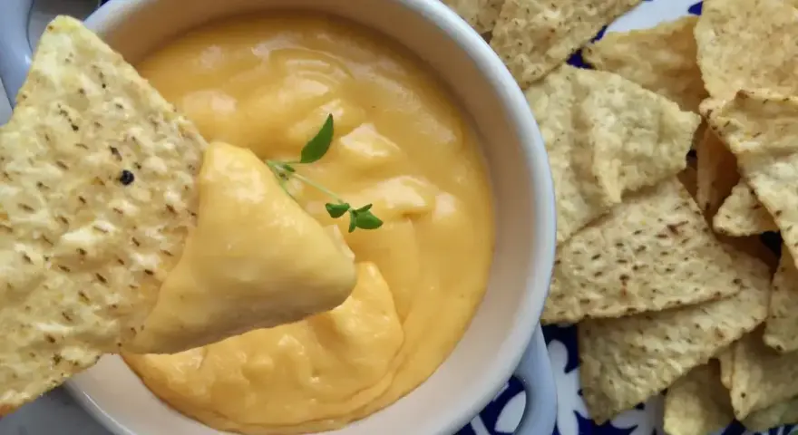 Pyszny, kremowy sos serowy z serka topionego, idealny do maczania nachos.