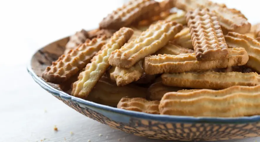 Stos ciasteczek w misce, idealnych do kawy. Pyszny przepis na ciastka, który warto wypróbować.