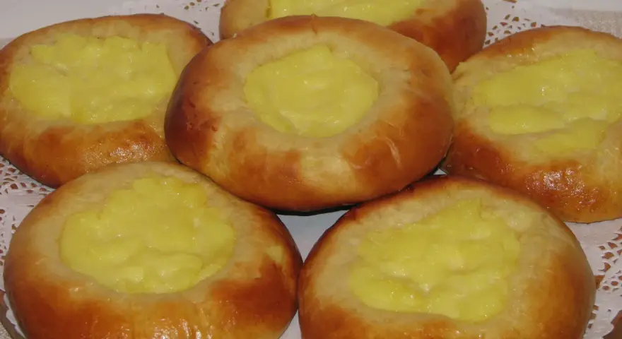 Sześć puszystych drożdżówek z budyniem, idealnych na deser lub śniadanie.