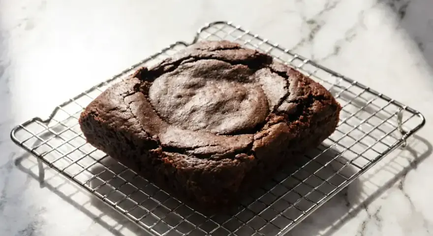 Pyszny, domowy brownie na kratce. Idealny do kawy, według prostego brownie przepis.