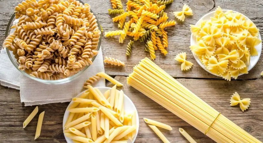 Różne rodzaje makaronu: fusilli, penne, farfalle i spaghetti. Czy semolina to tylko mąka? Nie, to baza do pysznych dań!