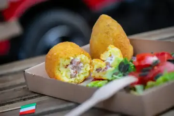 Arancini co to? Pyszne, złociste kulki ryżowe z nadzieniem, podane z sałatką. Idealna włoska przekąska.