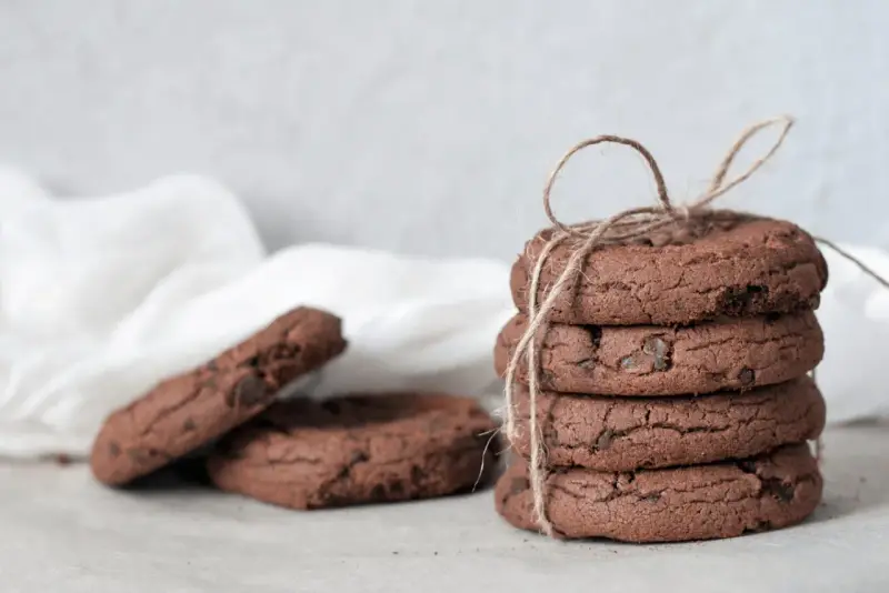 Stos ciasteczek czekoladowych, związany sznurkiem. Idealne na przepis na chocolate chip cookies.